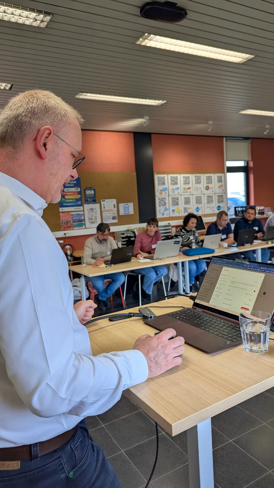 Jean-François guide une formation, les participants suivent sur leurs portables