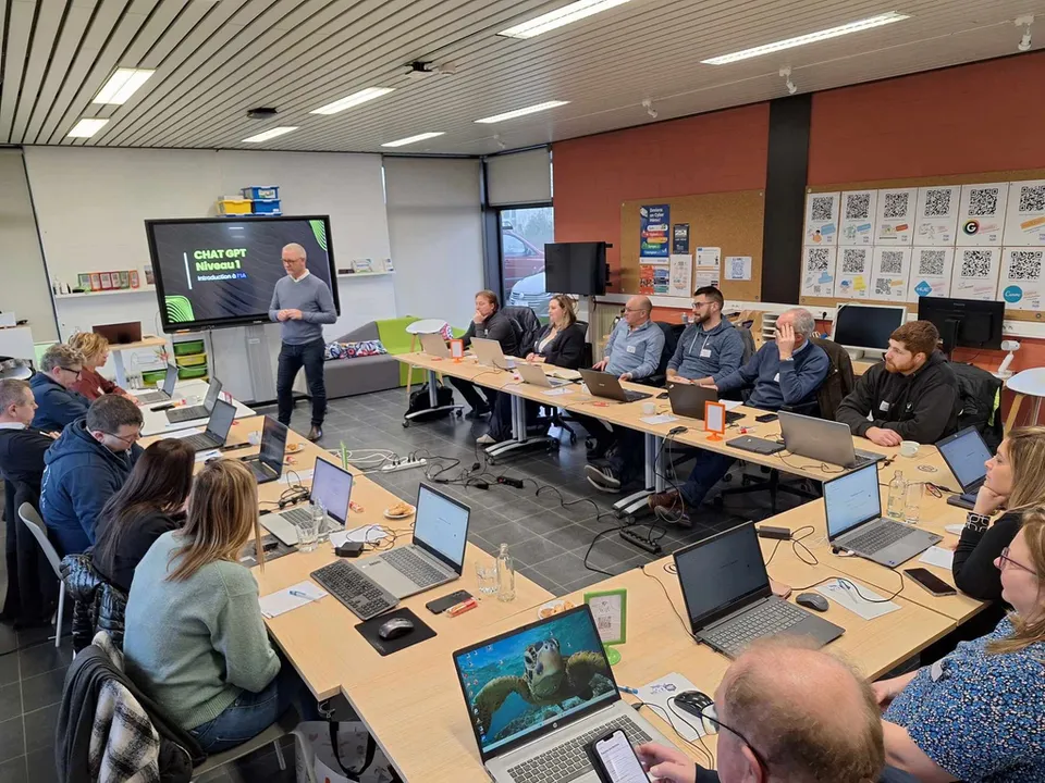 Une salle de formation REVOLia en entreprise, une quinzaine de participants sur leurs portables